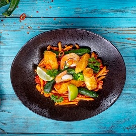 Maccheroni z panierowaną kałamarnicą w sosie pomidorowym Maccheroni z panierowaną kałamarnicą w sosie pomidorowym